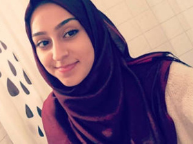 Hot Pakistani girl in hijab flaunts her nude body in exterior video