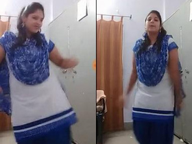 Desi babe with big boobs shakes and dances seductively