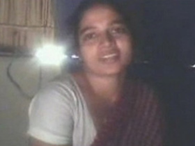 Desi housewife flaunts her body to neighbor in solo video