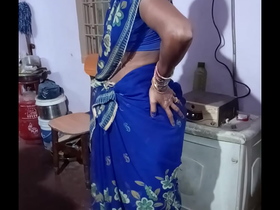 Watch this hot aunty show off her belly button in this steamy video