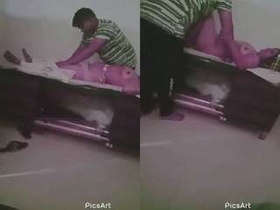 Desi bhabhi has sex with a masseur in a massage parlor