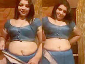Aunty in saree reveals her boobs and ass, gets naughty in the kitchen