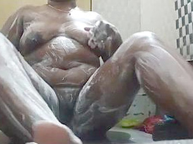 Horny cheating wife records her solo bathing session