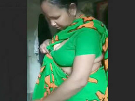 Desi MILF gets married to her aunt after seducing her in a saree