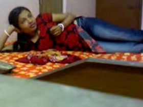 College girl's MMS shows her friend the ropes