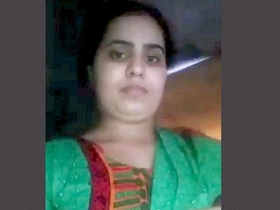 Busty bhabhi gets her pussy drenched in lube