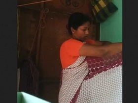Mature aunty records her nude body transformation