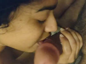 Indian college girl gives a blowjob in HD