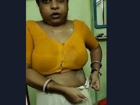 Desi aunty with large breasts gives oral pleasure
