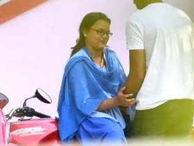 Boyfriend gives his girlfriend pleasure by fingering her in the park