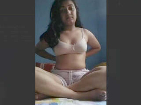 Cute girl shows off her pussy and fingers herself in HD video