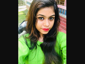 Indian girl reveals her body in nude selfies