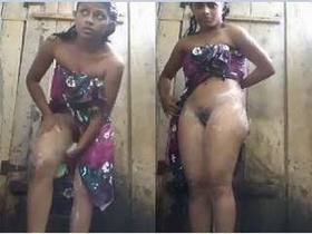 Sri Lankan girl indulges in intimate bathing for her lover