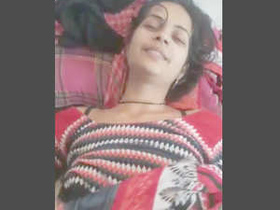 Indian model shows off her curves in a seductive video