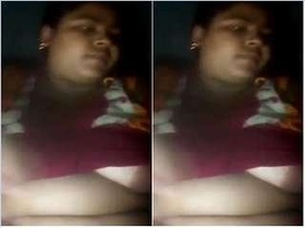 Watch a beautiful Desi girl pleasure herself in the bathtub