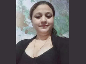 Watch a curvy Desi auntie strip down to nothing with sound