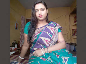 Naughty Indian bhabhi exposes her body in public