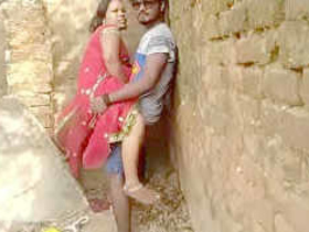 Outdoor caught of bhabi having sex with a stranger