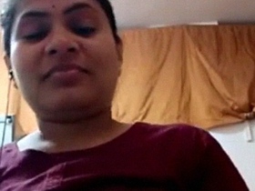 Mallu bhabhi's big boobs in solo video