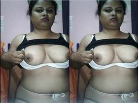 Exclusive video of a Desi girl flaunting her body in public