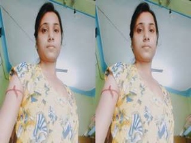 Exclusive video of an Indian girl bathing in the nude