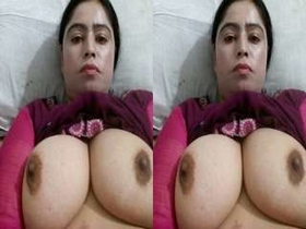 Pakistani babe flaunts her big boobs and pussy in exclusive video