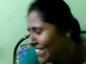 Tamil wife unveils her naked pussy in seductive sari