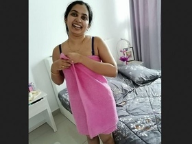 Desi bhabi gets anal from her boss at a hotel