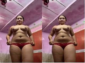 Exclusive video of Desi Indian girl pleasuring herself in the tub