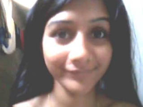 Desi girl fingers herself in a hot video