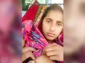 Teenage cutie exposes her small boobs and mango in a steamy video