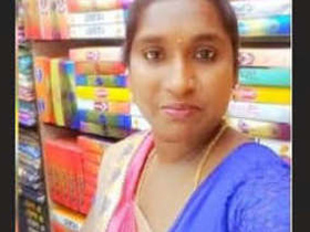 Tamil bhabhi flaunts her nude body on video call