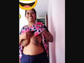 Desi bhabhi flaunts her breasts to her lover on VK