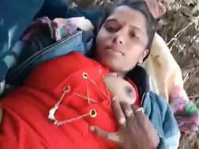 Desi girl enjoys outdoor sex in public