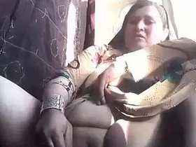 Pakistani babe indulges in solo play