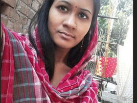 Cute Indian girl flaunts her sexy pussy