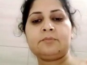 Bhabhi's solo play with her fingers