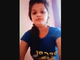 Bhabi flaunts her boobs and pussy in a public mall
