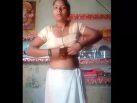Desi bhabhi from village fingering herself in MMS