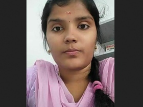 Slim Tamil girl shows off her body in a sexy MMS video