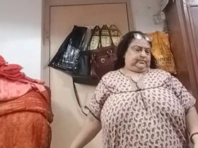 Aunty's big boobs and curvy body in HD video