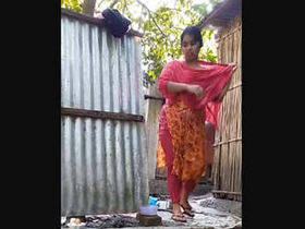 Desi bhabi's secret bathing session caught on camera