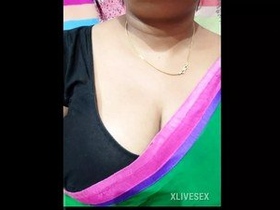 Aunty Zoya's nude showcase in Indian porn video
