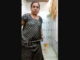 Bhabhi's full nude body on display in live chat show