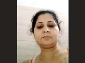 Indian bhabhi pleasures herself with her hands