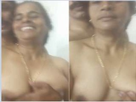 Mature Bhabhi fondles her breasts in steamy video