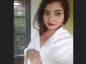 Indian model with nice boobs gets naughty