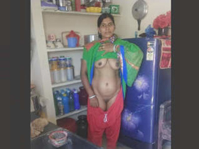 Rashma's seductive striptease in Indian video