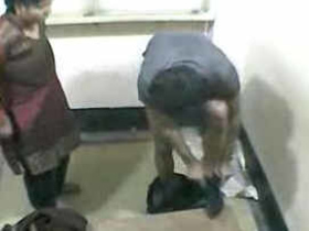 Desi boss gets frisky with his secretary in the office