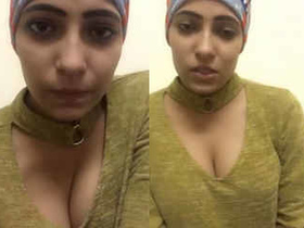 Lustful Indian babe with big boobs gets naughty on camera